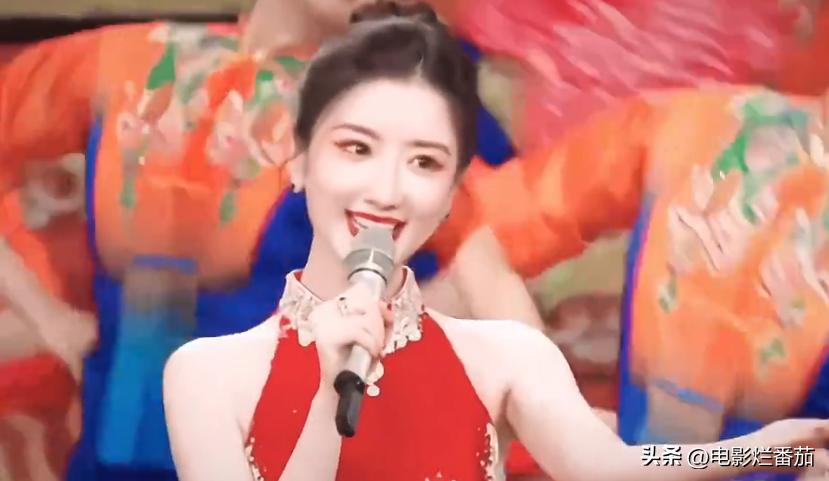 2021年春晚红衣女观众_春晚红衣美女观众视频_春晚红衣美女观众