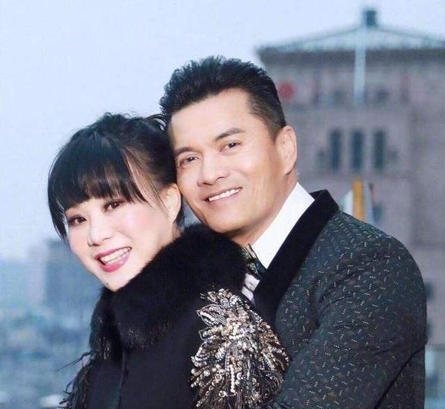 二婚娶港姐三婚娶富婆，63吕良伟晒老婆近照，一家三口幸福甜蜜